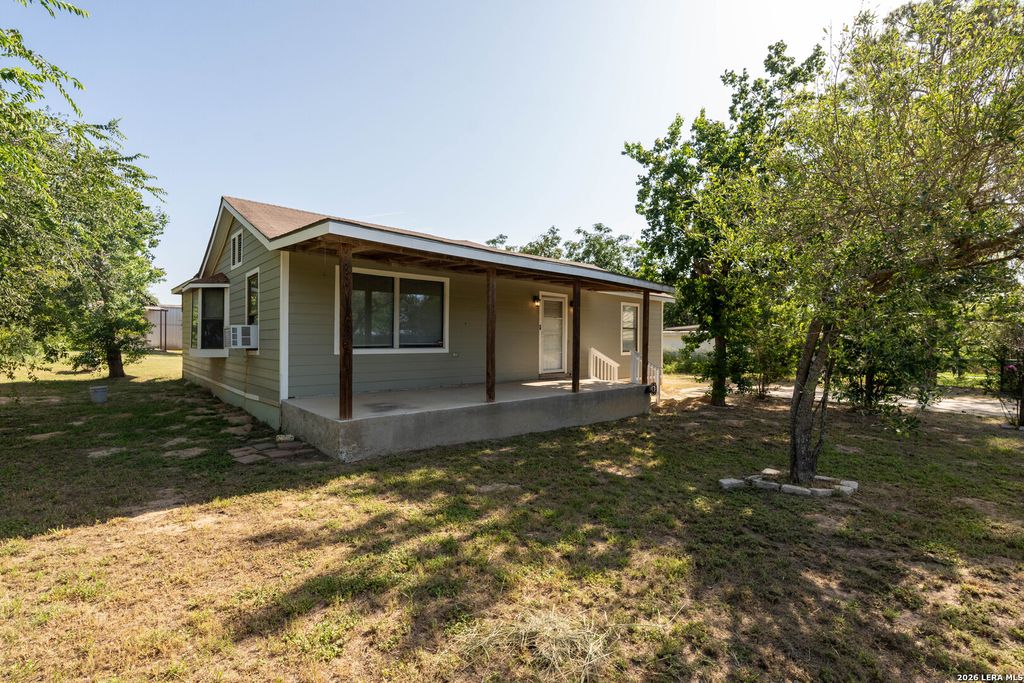 620 Viewpoint Dr, Poteet, TX 78065