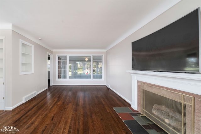 934 Anita Avenue, Grosse Pointe Woods, MI 48236