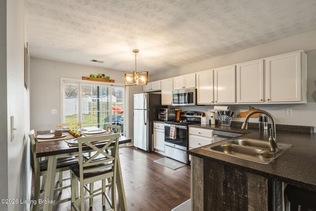 6213 Forsythia Ln, Louisville, KY 40229