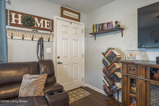 6213 Forsythia Ln, Louisville, KY 40229