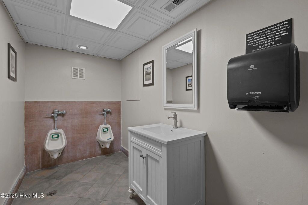 Image 11 of property listing at 509 Front Street, Beaufort, NC 28516