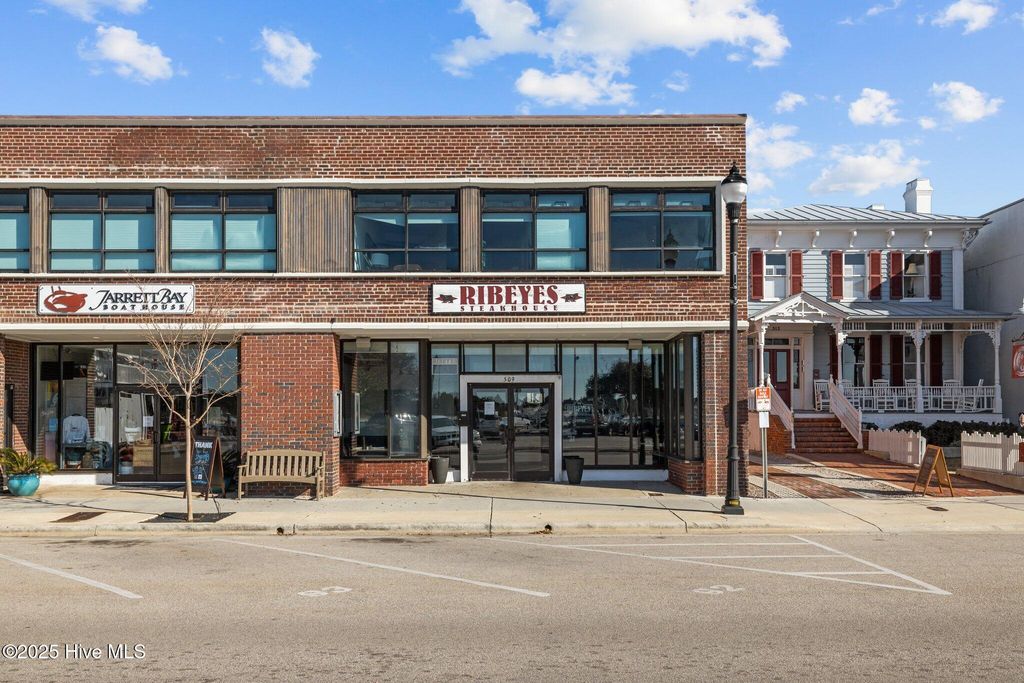 Image 2 of property listing at 509 Front Street, Beaufort, NC 28516