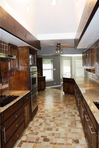 309 Juniper DR, Mountain City, TX 78610