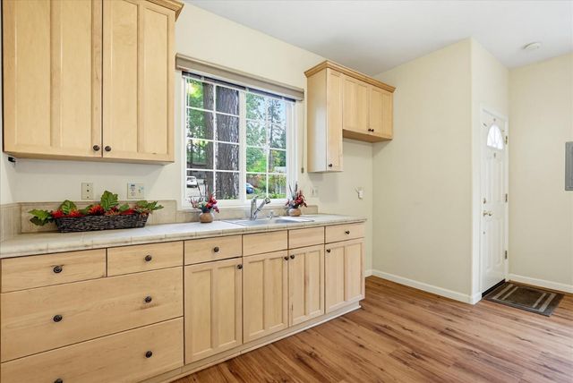 16005 Langley Pl, Grass Valley, CA 95949