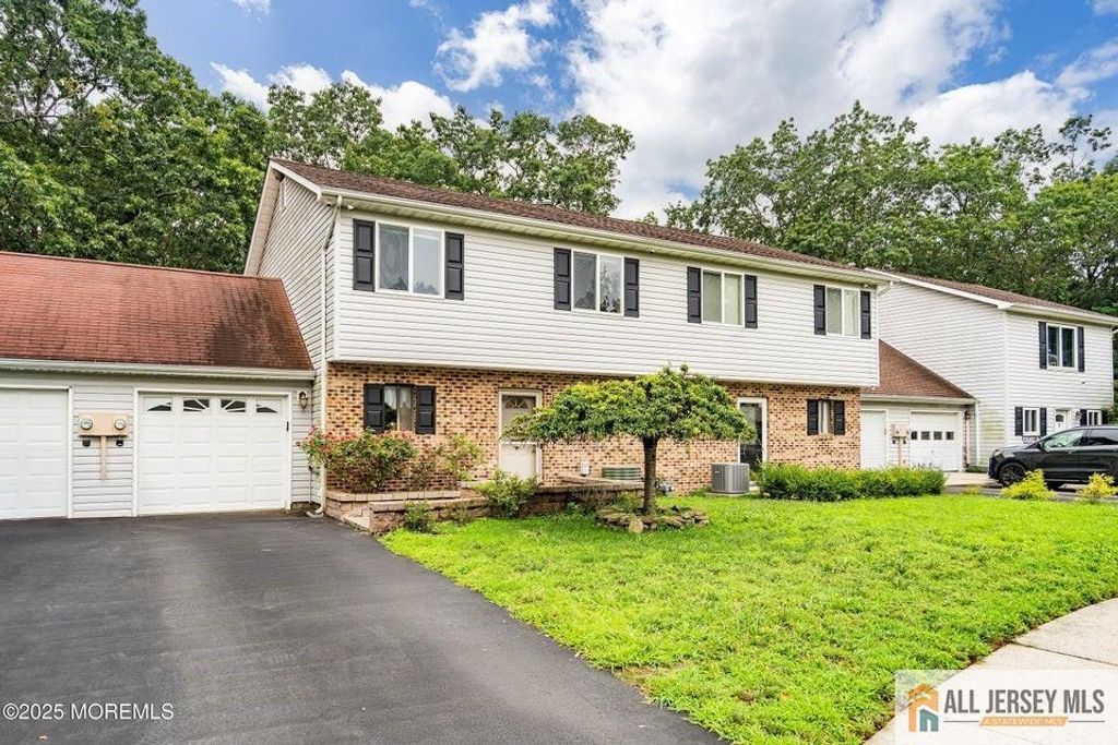 11 Desiree Court, Howell, NJ 07731