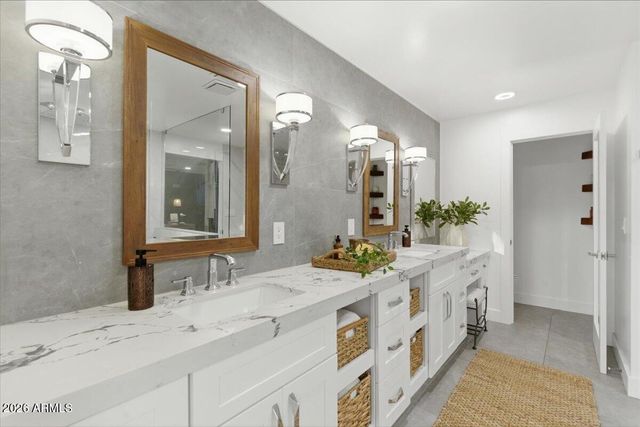 9026 N 67TH Street, Paradise Valley, AZ 85253