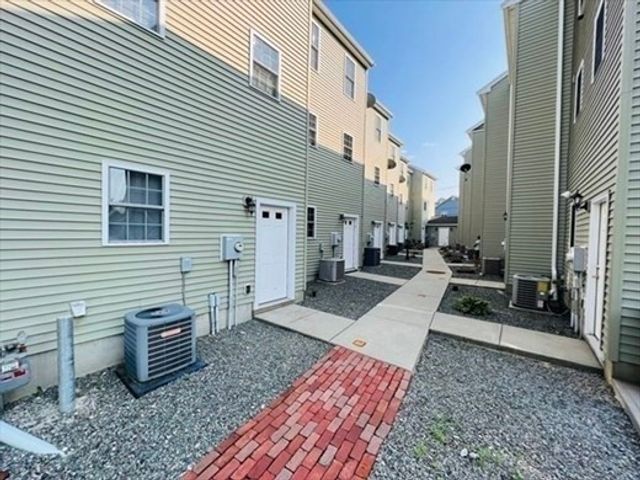 875 Old Plainville Rd E, New Bedford, MA 02745