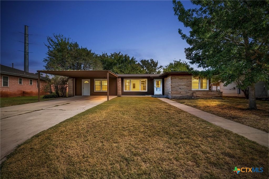 121 Hillcrest Drive, Luling, TX 78648