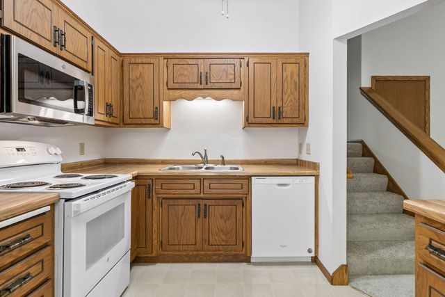2002 Mesabi Avenue E, Maplewood, MN 55109