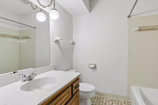 2002 Mesabi Avenue E, Maplewood, MN 55109