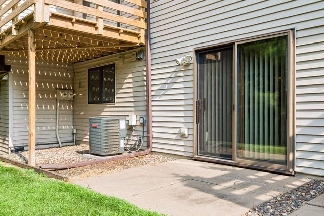 2002 Mesabi Avenue E, Maplewood, MN 55109