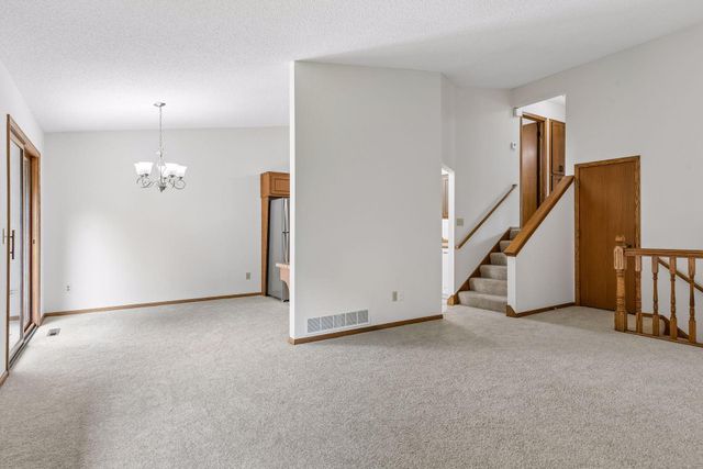 2002 Mesabi Avenue E, Maplewood, MN 55109