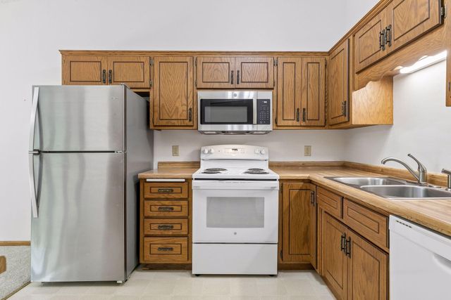 2002 Mesabi Avenue E, Maplewood, MN 55109