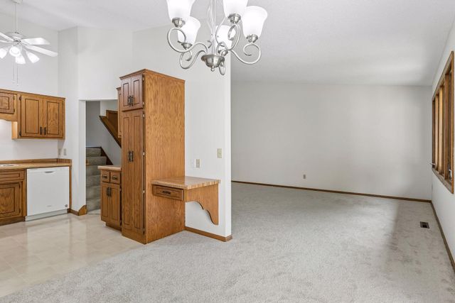 2002 Mesabi Avenue E, Maplewood, MN 55109