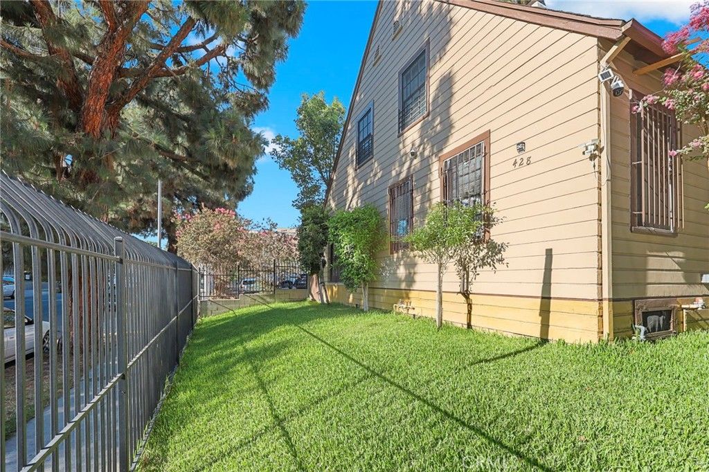 428 S HOOVER, Los Angeles, CA 90020 — photo 4