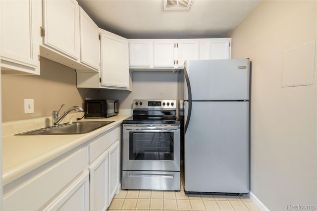 20 Chestnut Street 608, Wyandotte, MI 48192