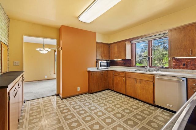 W154N8067 Elm LANE, Menomonee Falls, WI 53051