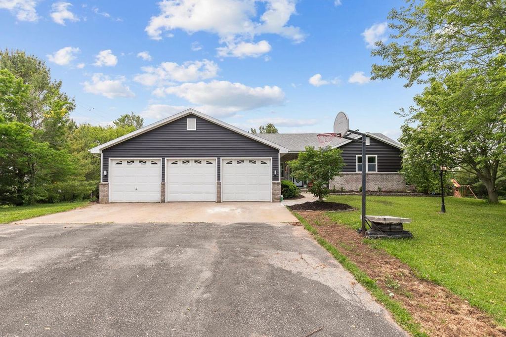 110 HONEYSUCKLE DRIVE, Hortonville, WI 54944