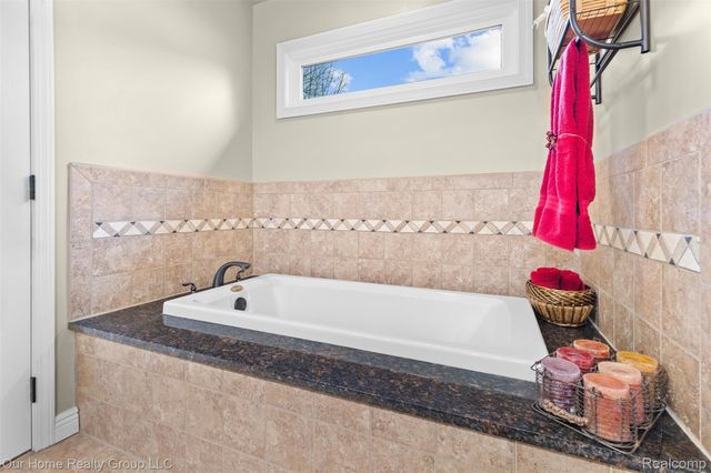 7805 Partridge Hill Drive, Hamburg Township, MI 48116