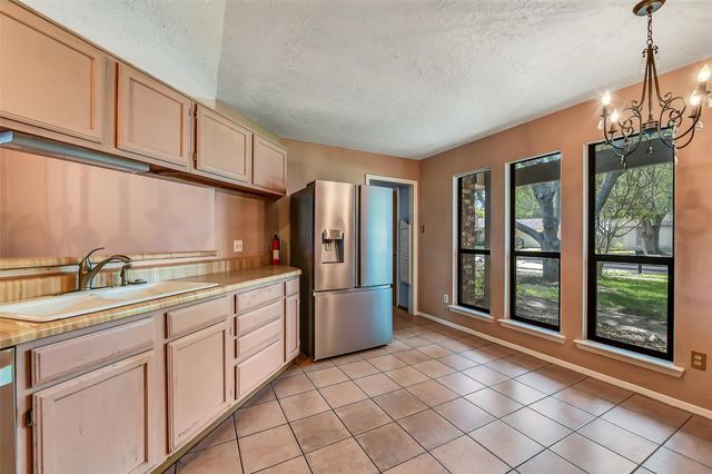 1116 W Castlewood Avenue, Friendswood, TX 77546