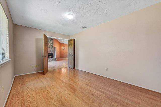 1116 W Castlewood Avenue, Friendswood, TX 77546