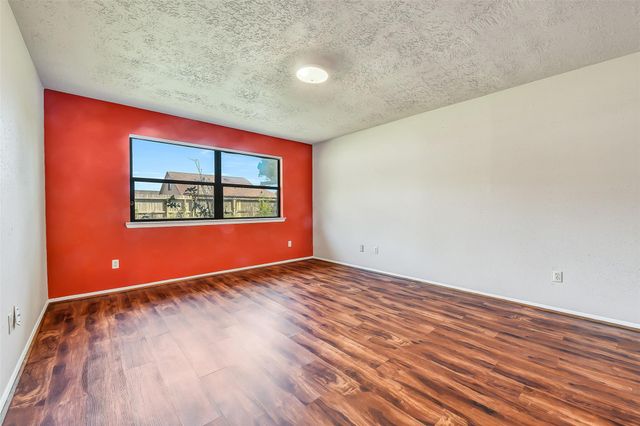 1116 W Castlewood Avenue, Friendswood, TX 77546