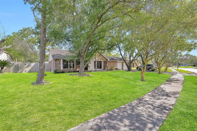 1116 W Castlewood Avenue, Friendswood, TX 77546