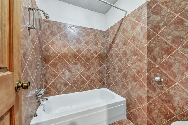 1116 W Castlewood Avenue, Friendswood, TX 77546