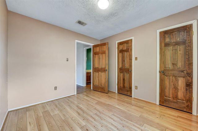 1116 W Castlewood Avenue, Friendswood, TX 77546