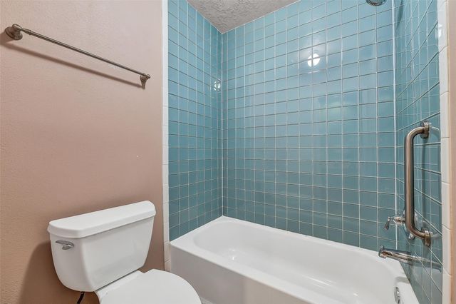 1116 W Castlewood Avenue, Friendswood, TX 77546