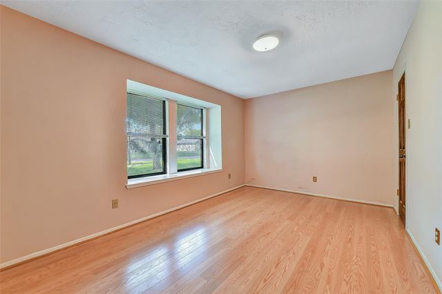 1116 W Castlewood Avenue, Friendswood, TX 77546