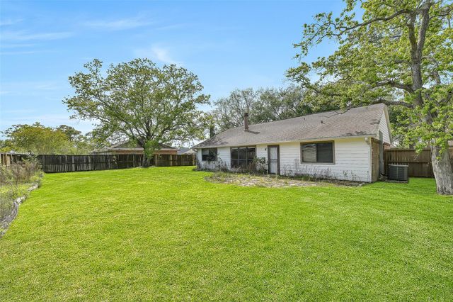 1116 W Castlewood Avenue, Friendswood, TX 77546