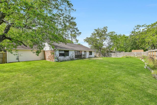 1116 W Castlewood Avenue, Friendswood, TX 77546