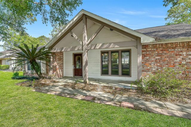 1116 W Castlewood Avenue, Friendswood, TX 77546