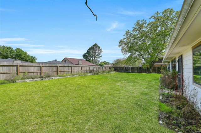 1116 W Castlewood Avenue, Friendswood, TX 77546