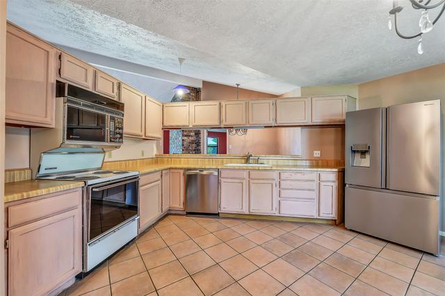 1116 W Castlewood Avenue, Friendswood, TX 77546