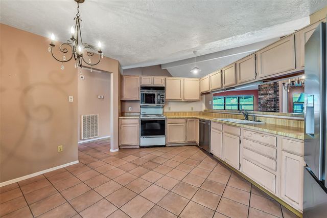 1116 W Castlewood Avenue, Friendswood, TX 77546