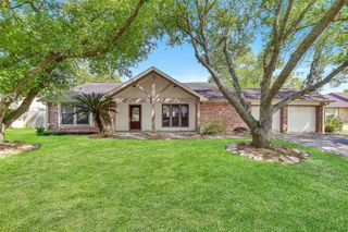 1116 W Castlewood Avenue, Friendswood, TX 77546