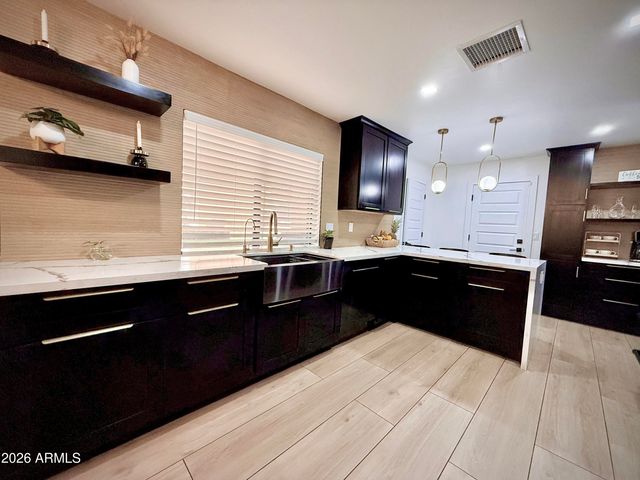 22 W ROYAL PALM Road, Phoenix, AZ 85021