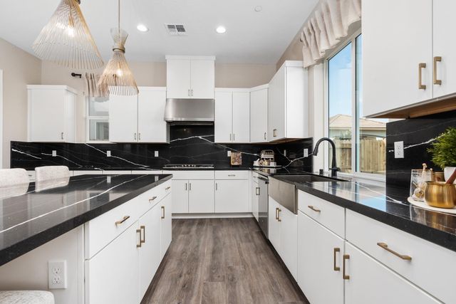 330 N Vista Ave, Fowler, CA 93625