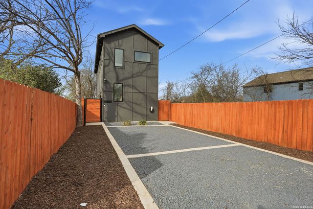 1641 N Center St, San Antonio, TX 78202