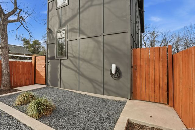 1641 N Center St, San Antonio, TX 78202