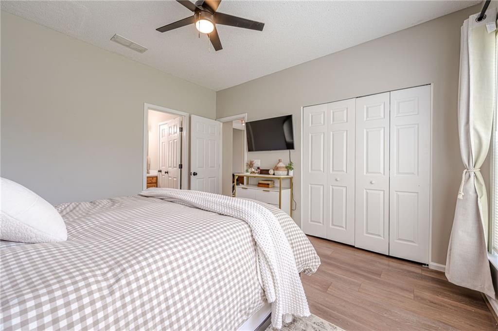 Image 13 of property listing at 1666 Woodsford Road NW, Kennesaw, GA 30152