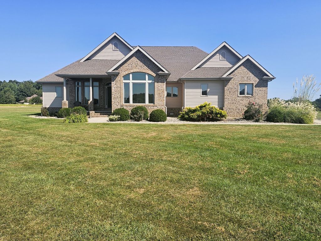 Image 2 of property listing at 15228 E Holland Drive, Mt Vernon, IL 62864