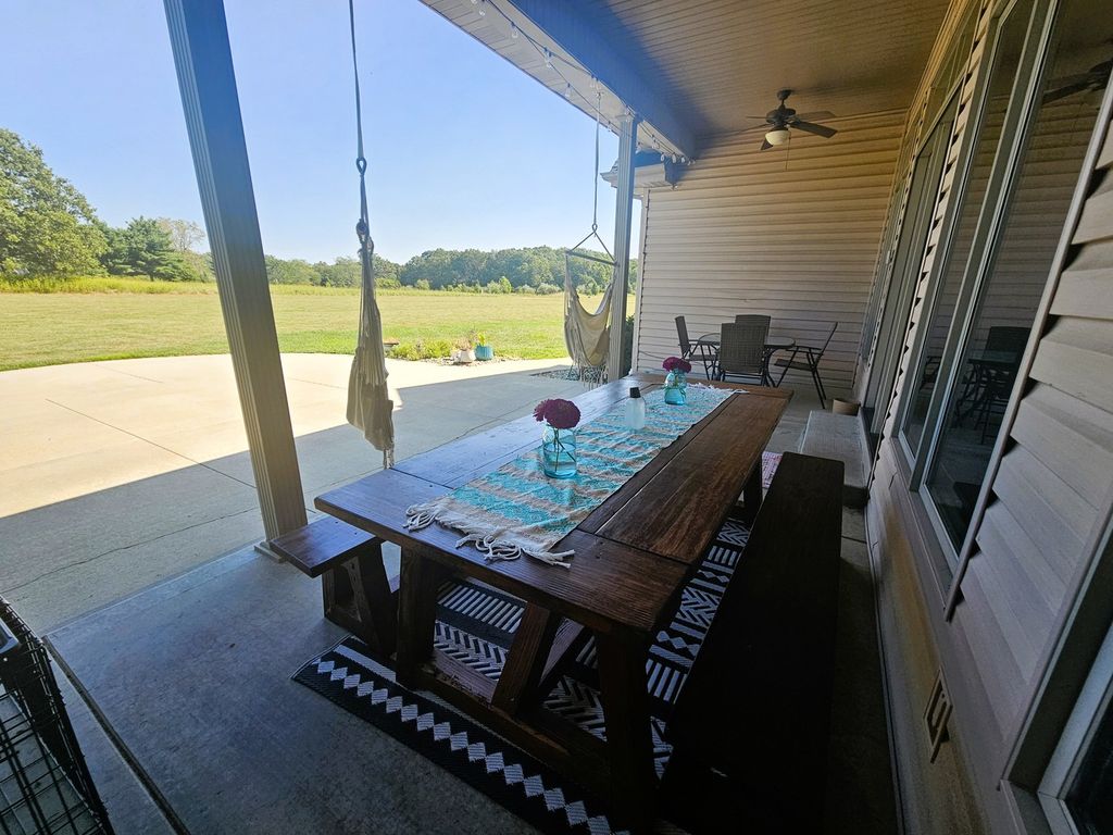 Image 11 of property listing at 15228 E Holland Drive, Mt Vernon, IL 62864