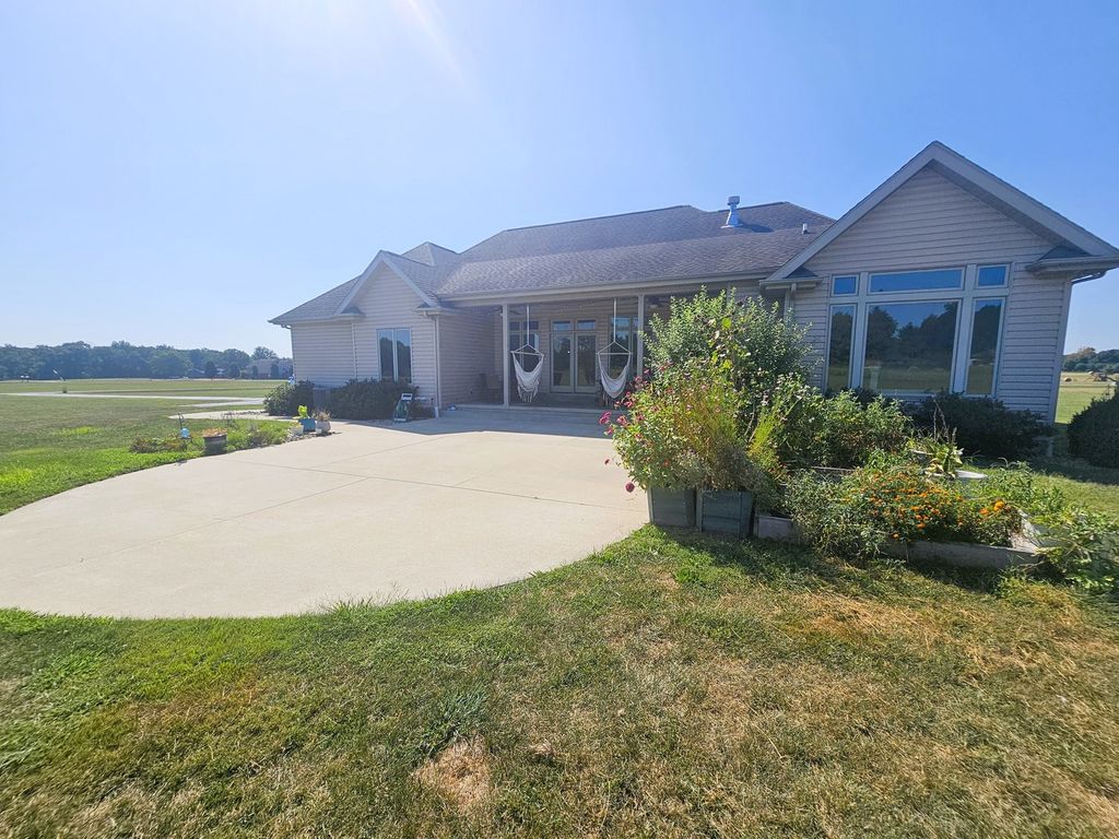 Image 12 of property listing at 15228 E Holland Drive, Mt Vernon, IL 62864