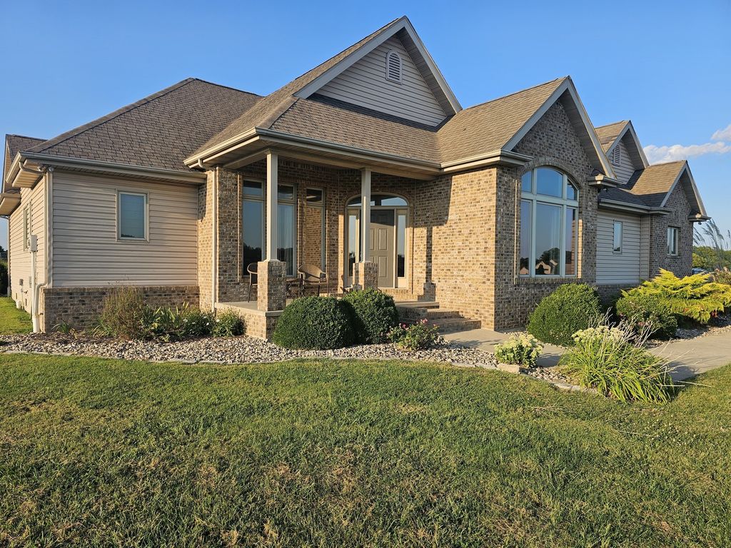 Image 13 of property listing at 15228 E Holland Drive, Mt Vernon, IL 62864
