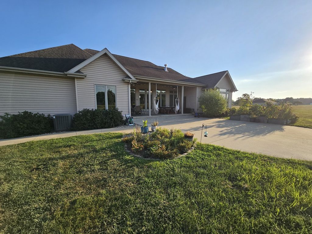 Image 16 of property listing at 15228 E Holland Drive, Mt Vernon, IL 62864