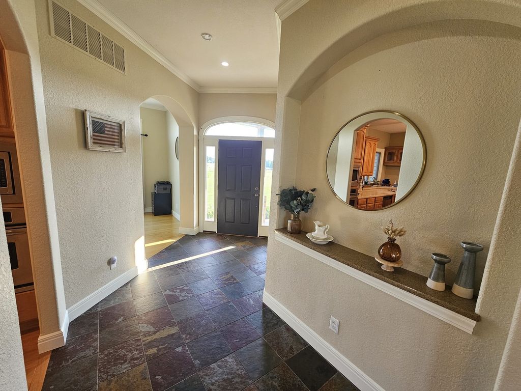 Image 17 of property listing at 15228 E Holland Drive, Mt Vernon, IL 62864