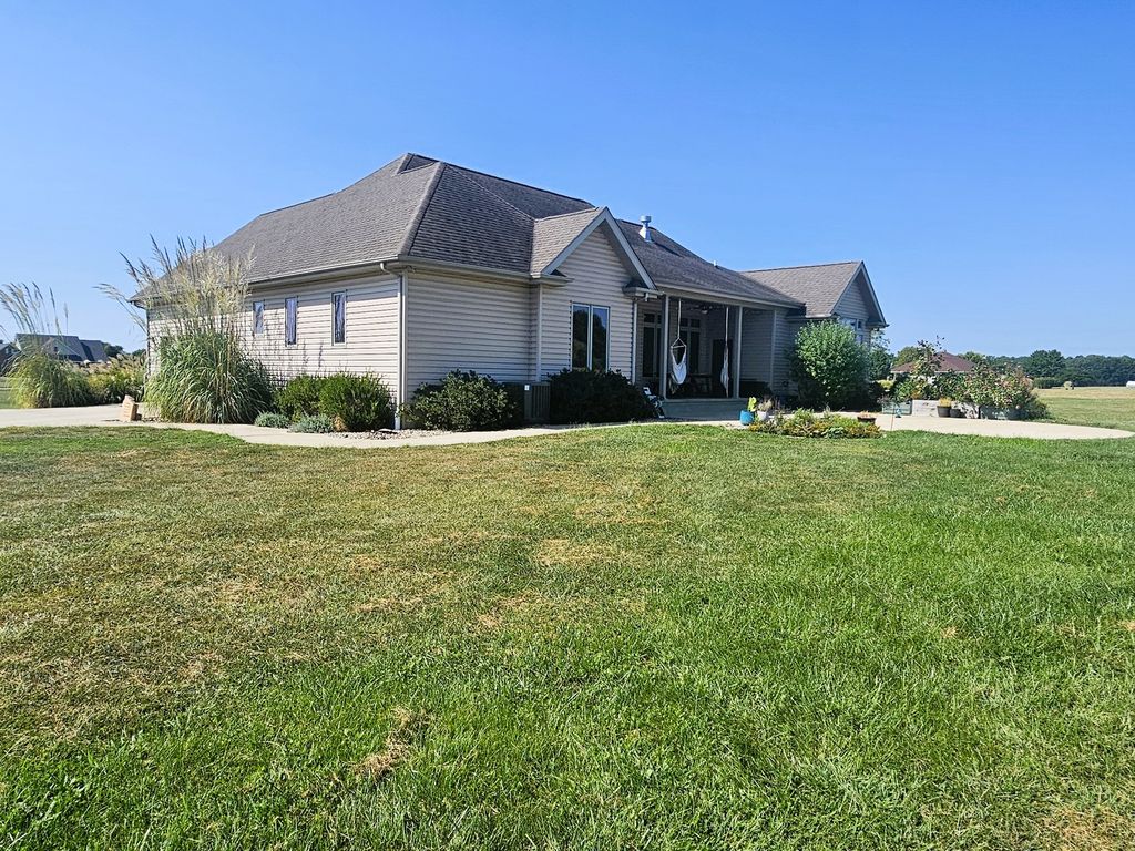 Image 3 of property listing at 15228 E Holland Drive, Mt Vernon, IL 62864